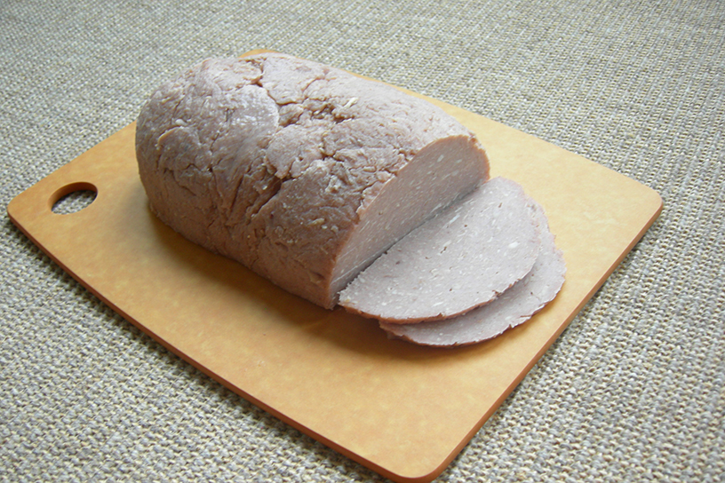 Balkenbrij aangesneden op een plank